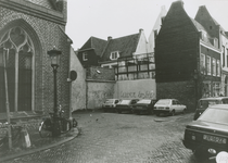 863359 Gezicht op het 'gat' naast het pand Jacobskerkhof 1 (rechts) en de Jacobskerksteeg in Wijk C te Utrecht, dat in ...